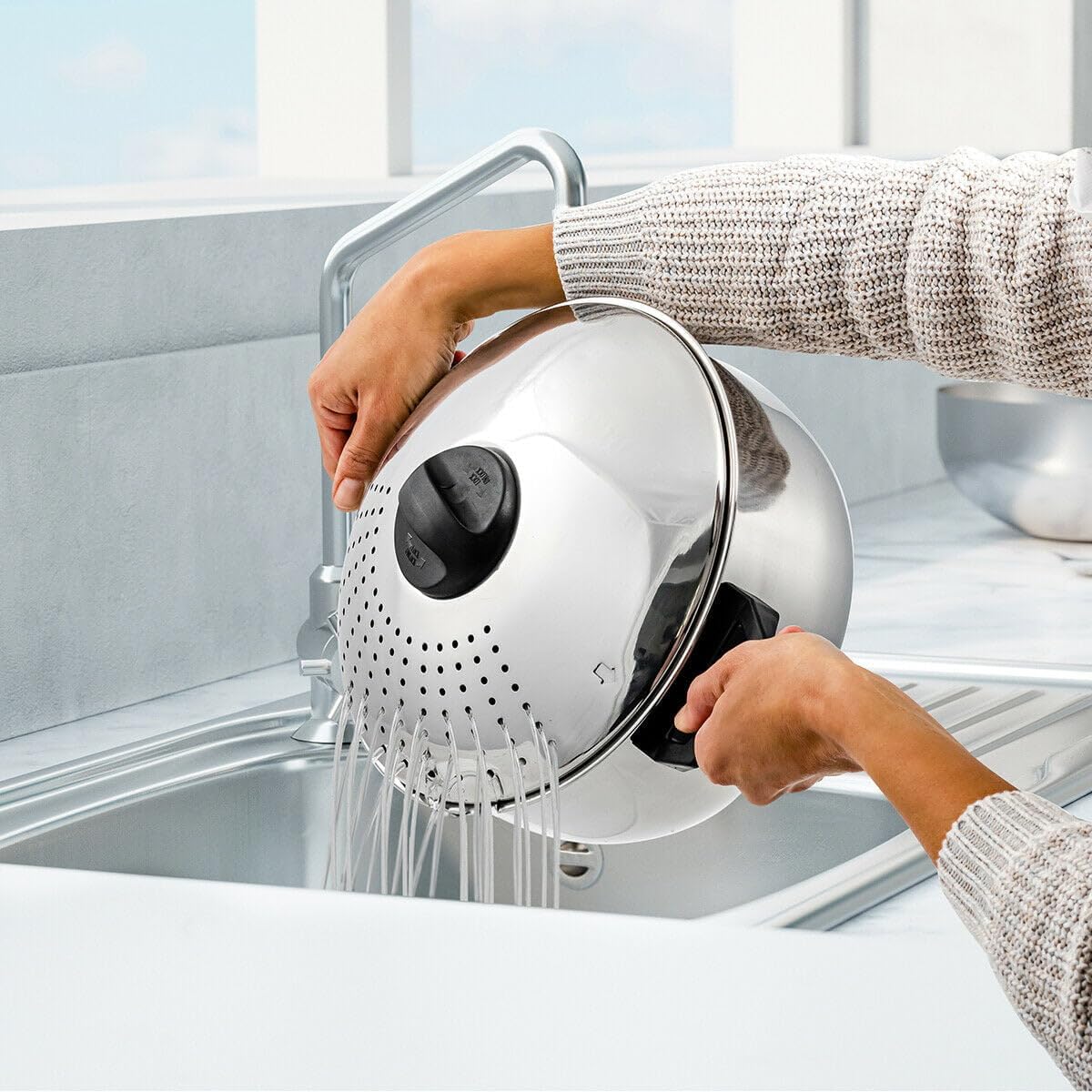 48 qt Stainless Steel Pasta Pot with Strainer Lid and Locking Feature